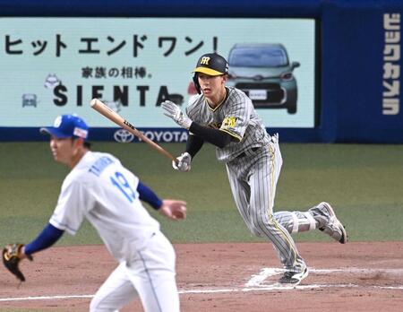 　８回、右前打を放つ小幡（撮影・飯室逸平）