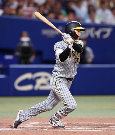 　８回、右前打を放つ小幡（撮影・山口登）