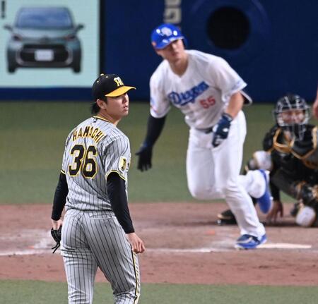 　５回、細川に逆転二塁打を打たれる浜地（撮影・飯室逸平）