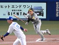 　８回、右前打を放つ小幡（撮影・飯室逸平）