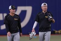 　前川（左）と話をする西勇（撮影・田中太一）