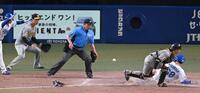 　５回、中日に逆転を許す浜地（左から２人目）＝撮影・飯室逸平