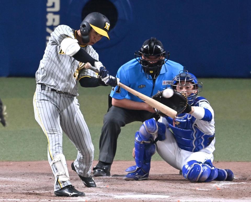 　４回、同点打を放つ島田（撮影・飯室逸平）