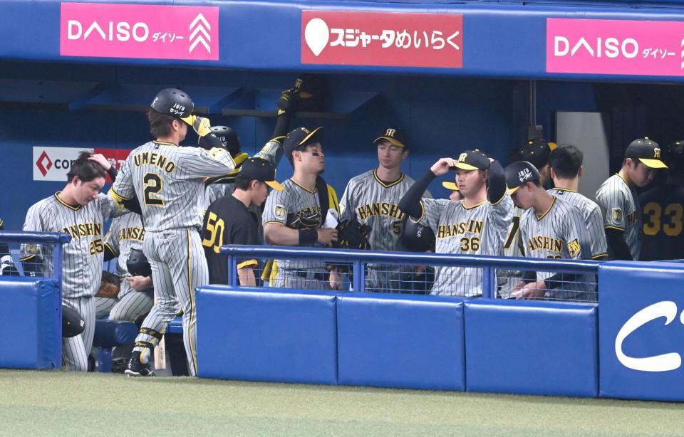 　中日に連敗し、ベンチを後にする阪神ナイン（撮影・飯室逸平）