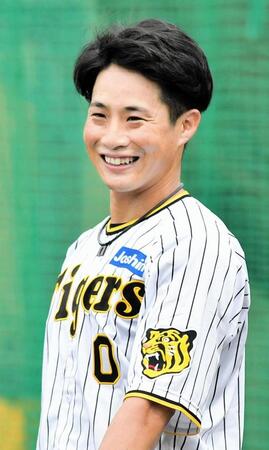 　練習中、笑顔を見せる木浪（撮影・今井雅貴）