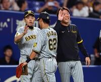 　中日に勝利し、ナインを迎える岡田監督（左）と西勇（撮影・山口登）