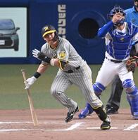 　１０回、勝ち越しタイムリーを放つ原口（撮影・飯室逸平）