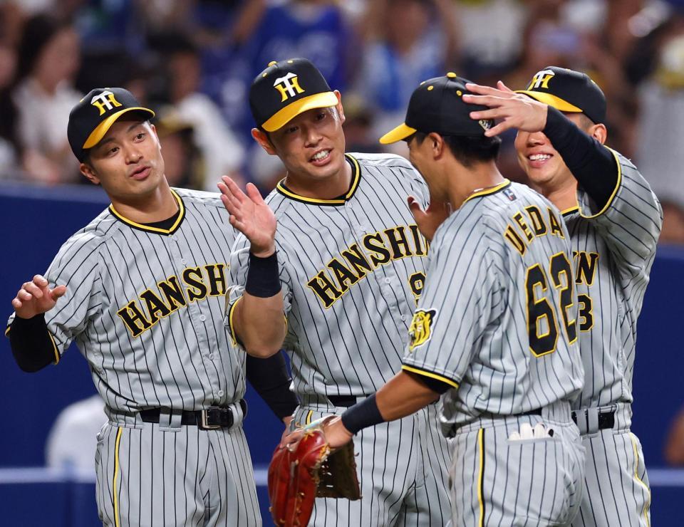 　中日に勝利し植田とタッチする原口（中央）＝撮影・山口登