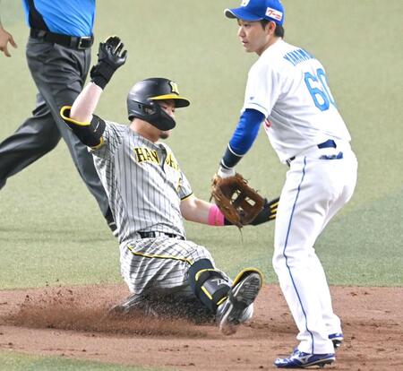 　１０回、適時二塁打を放ち、滑り込む佐藤輝