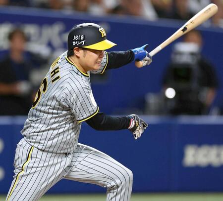　３回、中前に先制適時打を放つ西勇