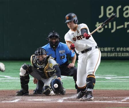 　６回、空振り三振に倒れる岡本和（撮影・金田祐二）