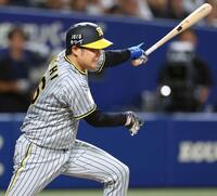 　３回、中前に先制適時打を放つ西勇