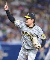 　２回、スイングをアピールする西勇