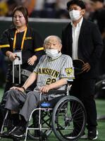 　巨人阪神ＯＢ戦に参加する江夏豊氏（撮影・田中太一）