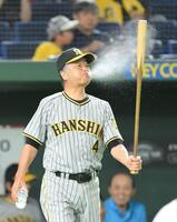 　５回、水をバットに吹きかけながら自ら代打で打席に向かう川藤幸三氏（撮影・伊藤笙子）