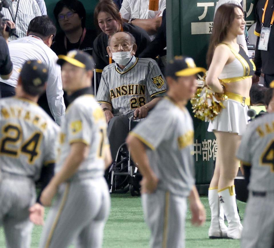 　車イスで登場した江夏豊氏（撮影・金田祐二）