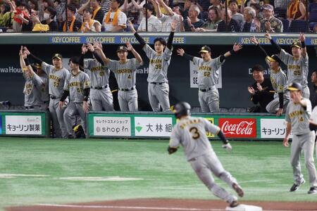 　４回、大山の先制２点二塁打に喜ぶ阪神ナイン（撮影・金田祐二）