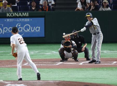 　５回、鹿取義隆氏から安打を放つ田淵幸一氏＝１５日