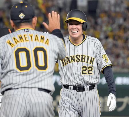 　５回、中前打を放ち、亀山努氏（左）とハイタッチする田淵幸一氏＝１５日