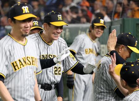 　代打で安打を放った田淵幸一氏はベンチ前で迎えられる＝１５日