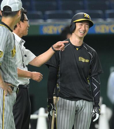 　試合前、大野豊氏（左）と談笑する近本（撮影・伊藤笙子）