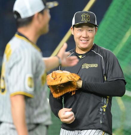 　試合前、筒井コーチ（手前）に声を掛けられる大山（撮影・伊藤笙子）