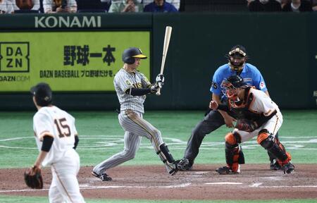 　９回、近本が空振り三振に倒れゲームセット（撮影・金田祐二）