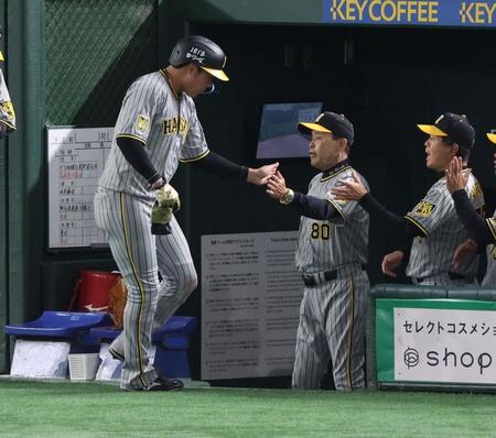 　２回、小幡の適時打で生還した大山を渋い表情で迎える岡田監督（撮影・金田祐二）