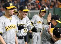 　代打で安打を放った田淵幸一氏はベンチ前で迎えられる＝１５日