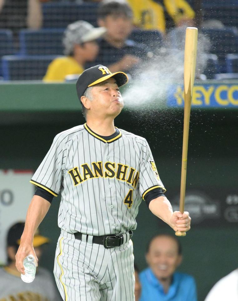 　５回、水をバットに吹きかけながら自ら代打で打席に向かう川藤幸三氏＝１５日