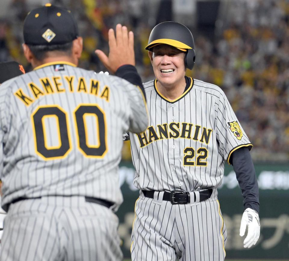 　５回、中前打を放ち、亀山努氏（左）とハイタッチする田淵幸一氏＝１５日