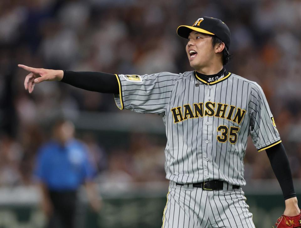 　５回、大城卓を打ち取り、声を出す才木（撮影・田中太一）