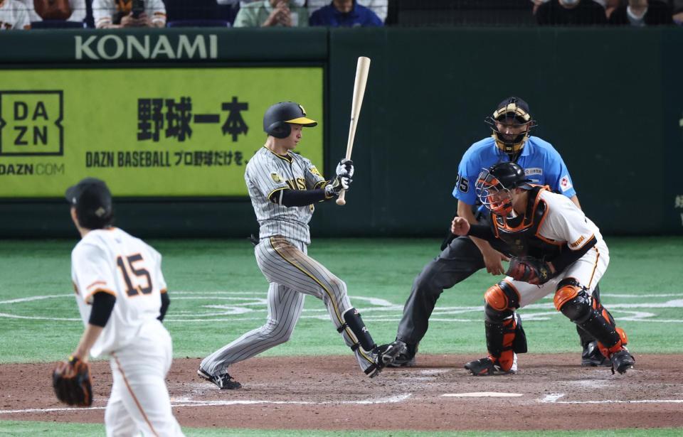 　９回、近本が空振り三振に倒れゲームセット（撮影・金田祐二）