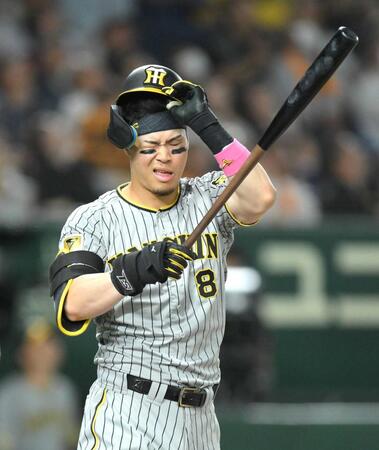 　５回、打ち損じに顔をゆがめる佐藤輝（撮影・伊藤笙子）