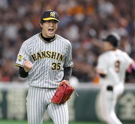 　８回、粘りのピッチングで丸（右奥）を抑え、声を張り上げる才木（撮影・田中太一）