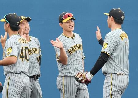　オリックスに勝利してナインを迎えタッチを交わす木浪（中央）＝撮影・立川洋一郎