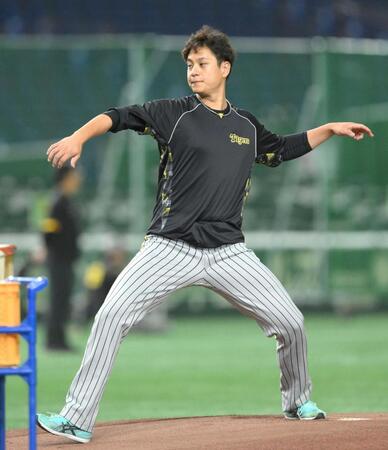 　マウンドの感触を確かめる大竹（撮影・伊藤笙子）