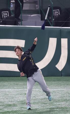 　やり投げで調整する大竹（撮影・金田祐二）