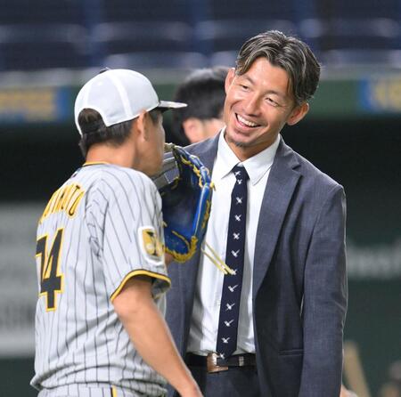 　試合前、藤本コーチ（左）と談笑する鳥谷敬氏（撮影・伊藤笙子）