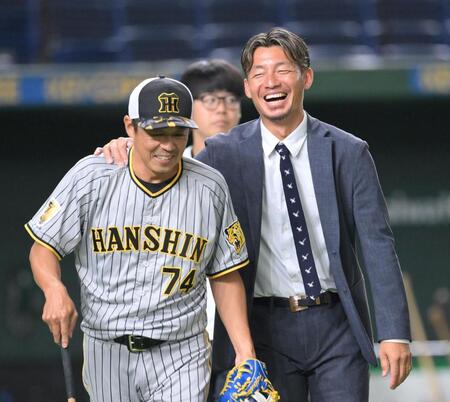 　試合前、藤本敦士コーチ（左）と談笑する鳥谷敬氏（撮影・伊藤笙子）