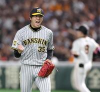 　８回、粘りのピッチングで丸（右奥）を抑え、声を張り上げる才木（撮影・田中太一）