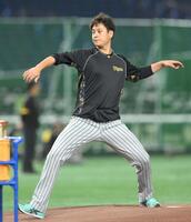 　マウンドの感触を確かめる大竹（撮影・伊藤笙子）