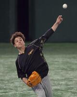 　調整する大竹（撮影・金田祐二）