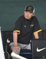 　試合前、ベンチで考え事をする岡田監督（撮影・伊藤笙子）