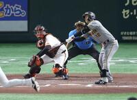 　６回、坂本が空振り三振。一走・大山も二盗失敗でダブルプレー（撮影・金田祐二）