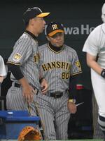 　巨人相手に連敗を喫した岡田監督（撮影・伊藤笙子）