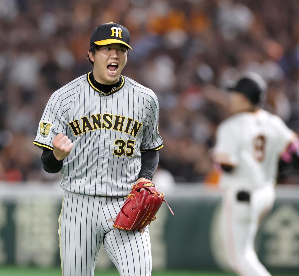 　８回、粘りのピッチングで丸（右奥）を抑え、声を張り上げる才木（撮影・田中太一）