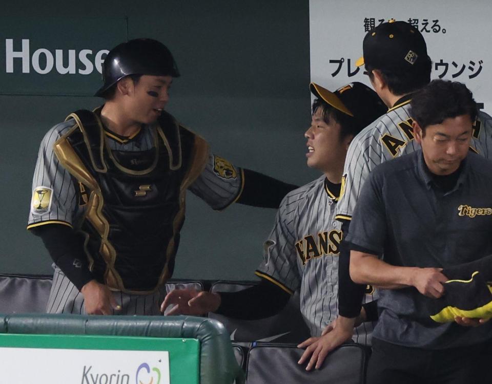 　８回を投げきり、梅野に労われる才木（撮影・金田祐二）