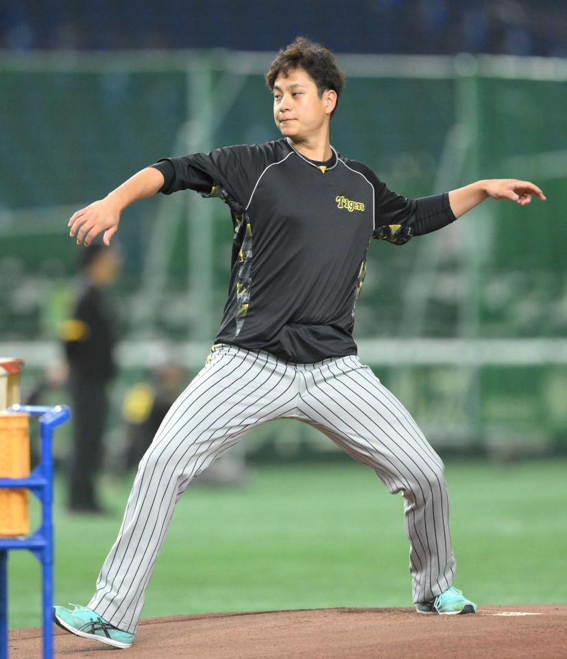 　マウンドの感触を確かめる大竹（撮影・伊藤笙子）