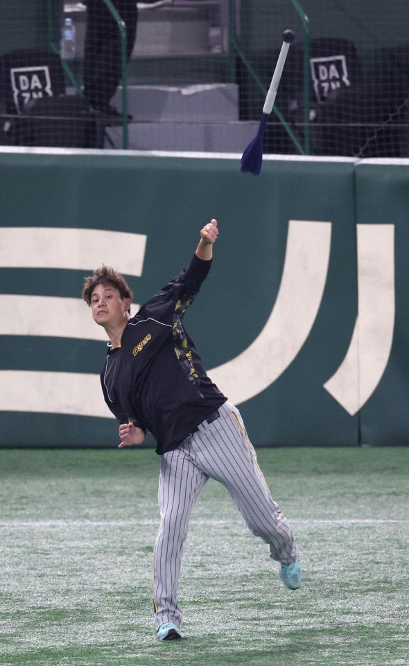 　やり投げで調整する大竹（撮影・金田祐二）